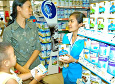 Chọn mua sữa ở Co.opMart Cống Quỳnh.